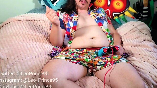 Gamer Leonardo Prince edges while playing video games with some naughty talk