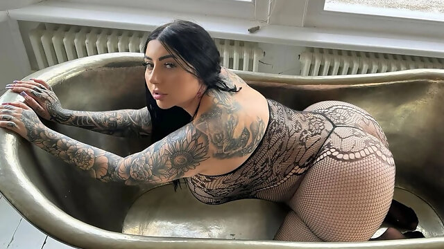 Big Booty English PAWG Maddison Black Loves Black Cock