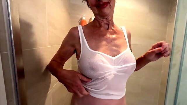 Slow-mo bathroom scene with mature milf Rexmastersen in tights and suspenders