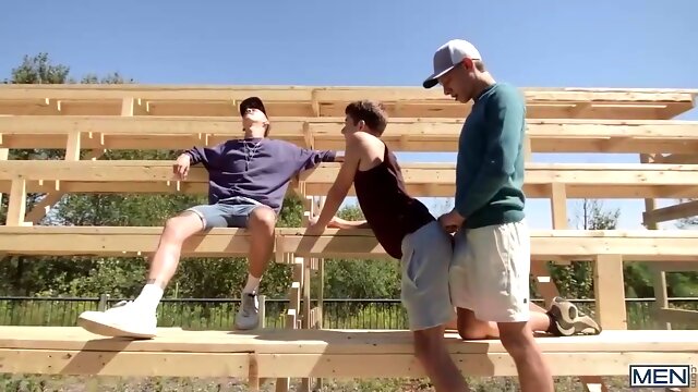 Men - 2 Twinks Fuck On A Stage