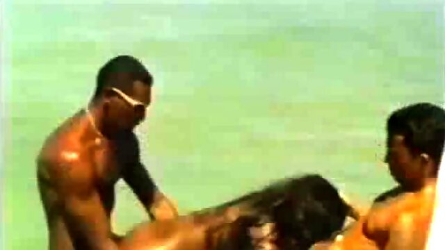 Hot rabuda mulatto moaning and cumming giving the pussy and cousin on the beach: porn