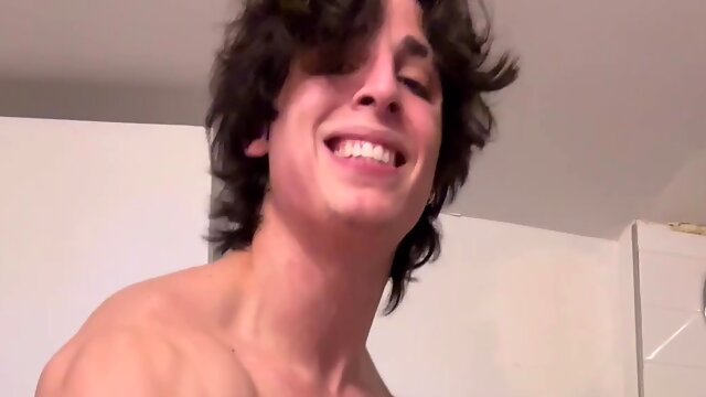 Boastful muscular dude fucks his girlfriend like a sex doll