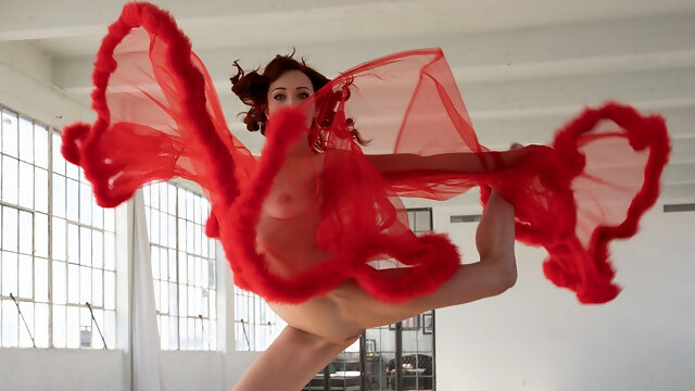 18-year-old dancer introduced her flexible body