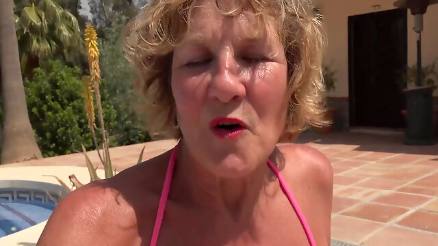 Amateur masturbation from mature Molly Maracas