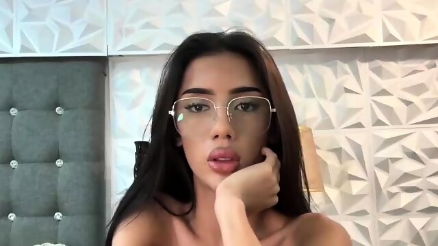 Hot amateur busty brunette masturbate in webcam