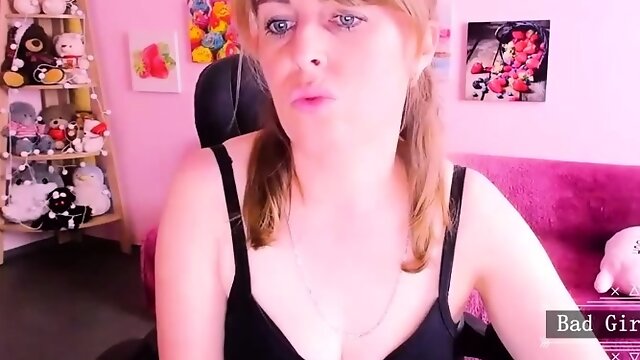 Pretty natural big tits and face blonde milf