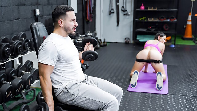 Personal trainer motivates client with her juicy cunt