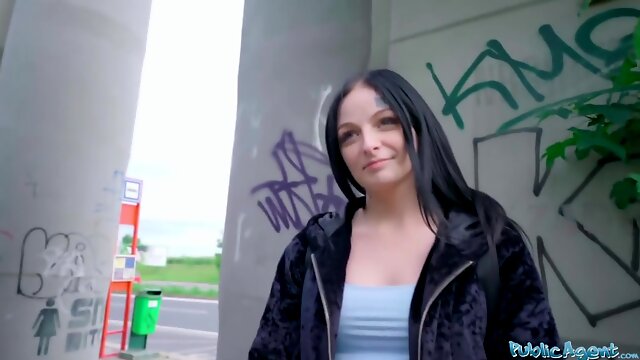 Sie Kommt Öffentlich