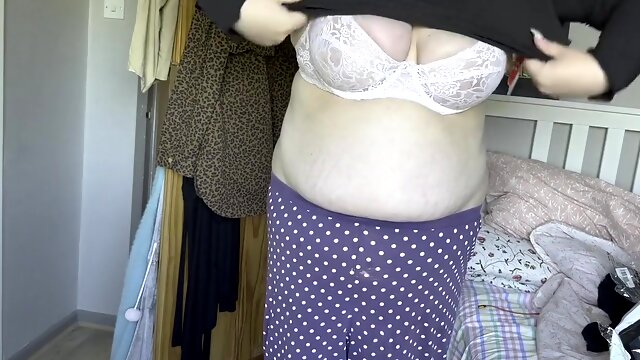 Real Amateur Chubby Girl With Tattoos Tries On Bras And Dresses For You