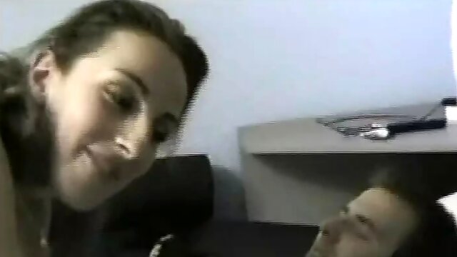 Paar Wird Bei Ihrem Ersten Dreier Mit Mami Gefilmt