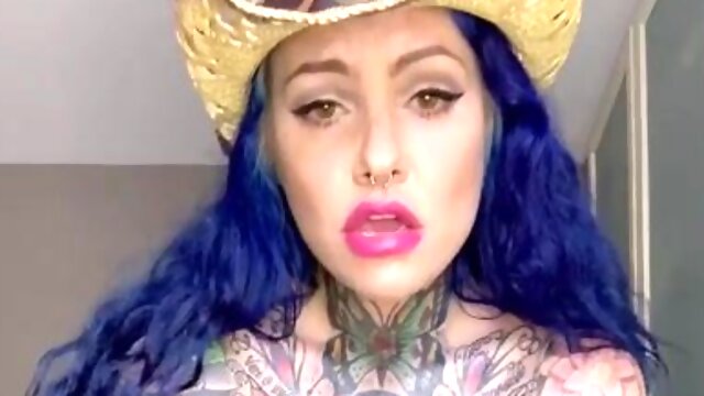 Tattooed MILF with big tits makes me horny