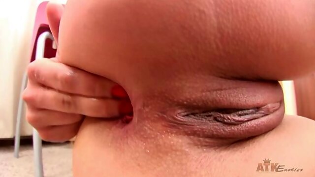 Glamour cocottes solo female orgasm scene