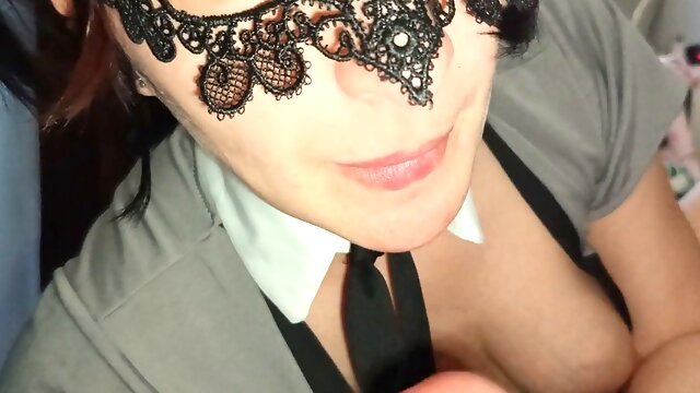 Sąsiadka Dupo Daja ssie kutasa i wypina dupę.