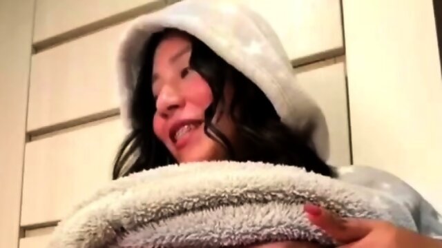 Linda Adrian cute teen masturbating with fucking machine8489