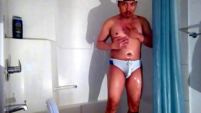 Amateur Canadian Bastian Kross gets steamy in a cloudy bathroom