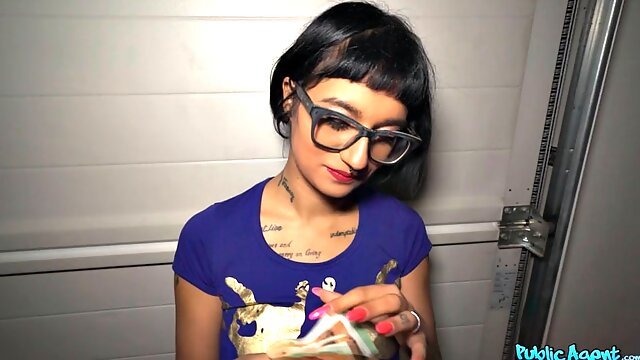 Branlette Francaise, Francaise Brune À Lunette, Extérieur