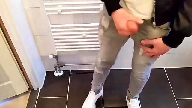 Amateur Cam Hand job with a Massive Shaft