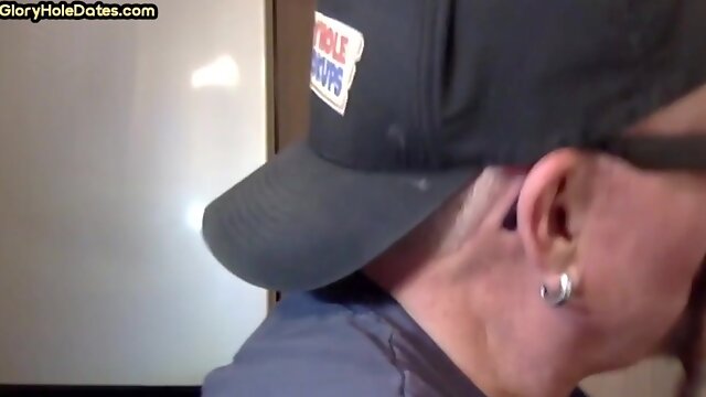 Gloryhole gaydaddy gives head to BF in homemade closeup