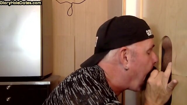 Mouth filled gloryhole DILF sucks for fresh cum at home