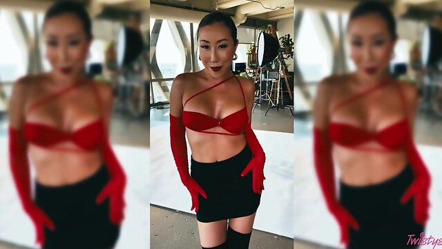 Nicole Doshis Striking Elegance in a Solo Spotlight