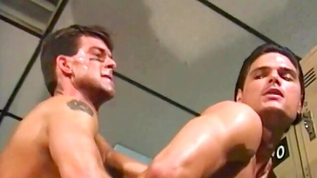 Zak Spears gives Tom S a lesson in the locker room