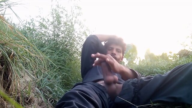 Pakistani stud Sultan77worrier sporting a huge hard-on