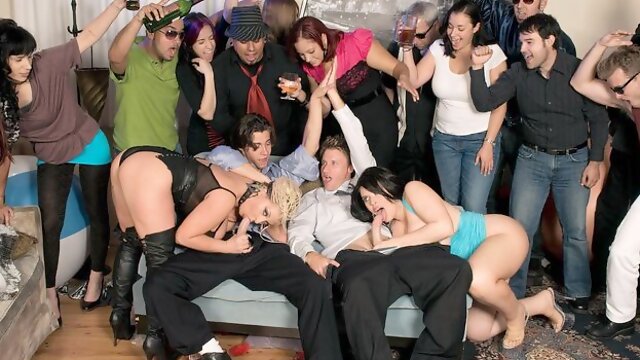 Angel Gee and Daphne Rosen are enjoying intensive anal penetration