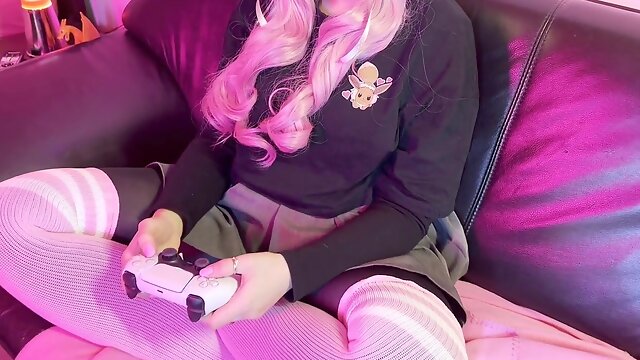 Gamer girl Vyvavega gets creative with her controller in GTA