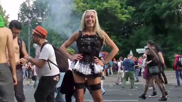 Flashing and Fucking In Public: Big Ass, Blowjob  Amateur Porn