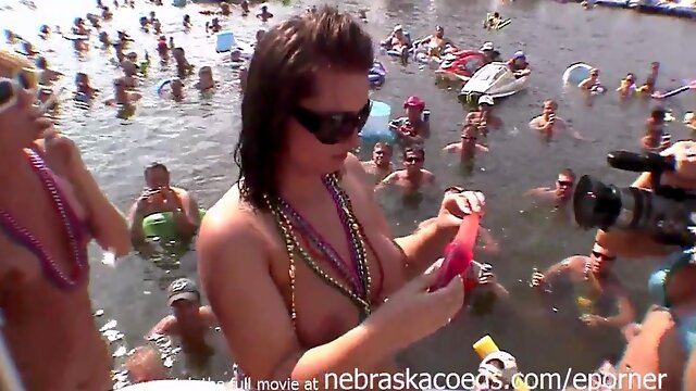 Whores Toying With Dual Dido Out In Wide Daylight With Crowd Seeing - Dee Delmar