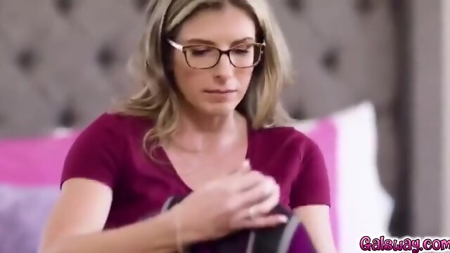 Knocked Out, Brille, Haarig, Lesben