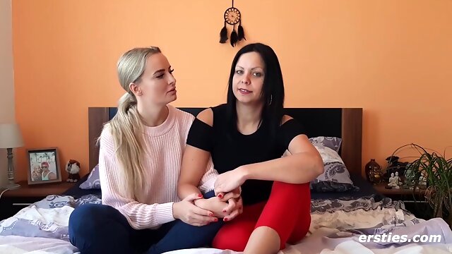 Ersties - Lesbisches Glasdildo-Vergnügen mit Julia P und Victoria P