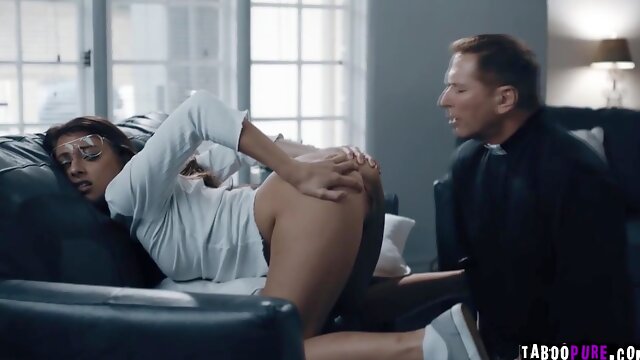 Insane stunner anxiously presses the vibro to her cornhole