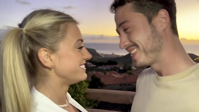 Alice cracks with excitement - Jacquie et Michel TV