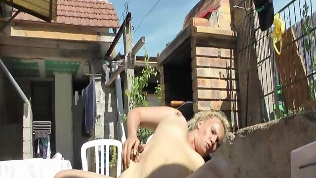 Mature Française Vintage, Sur La Terrasse