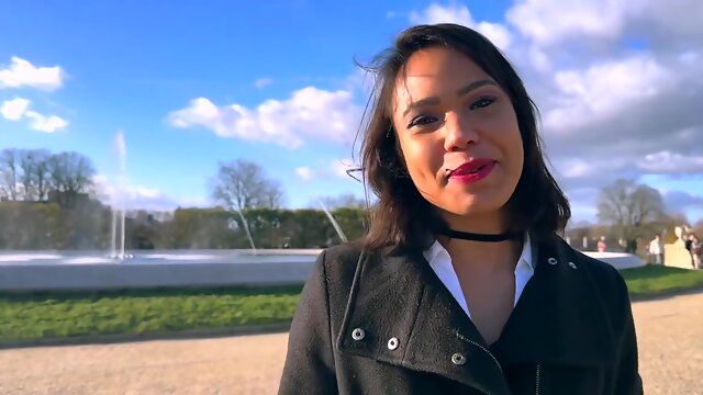 Carollina irradiates the camera ... - Jacquie et Michel TV