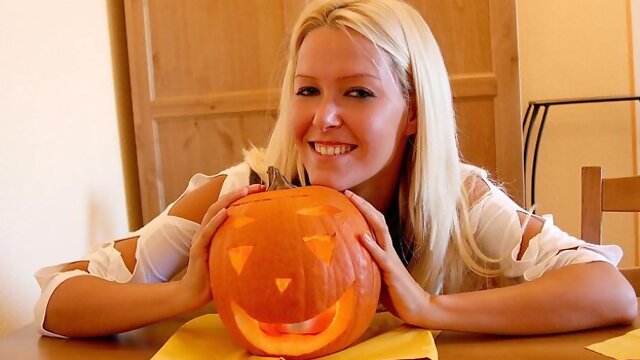 Blooming Sophie Moone at clothed sex