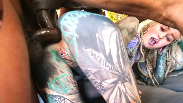 Inked white model Anuskatzz rammed by huge black dicks in DP