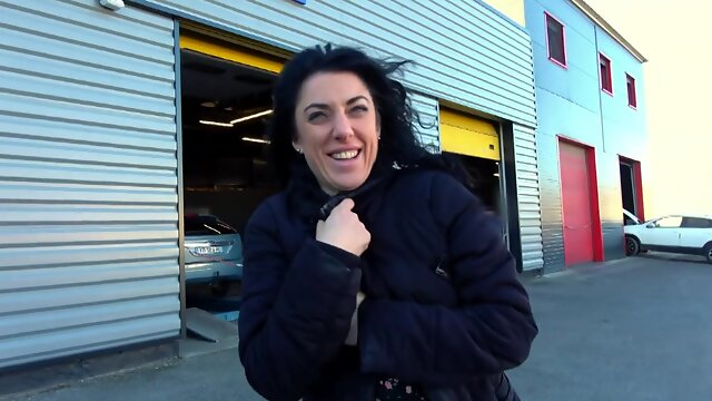 Eva swallows as soon as she wakes up! - Jacquie et Michel TV