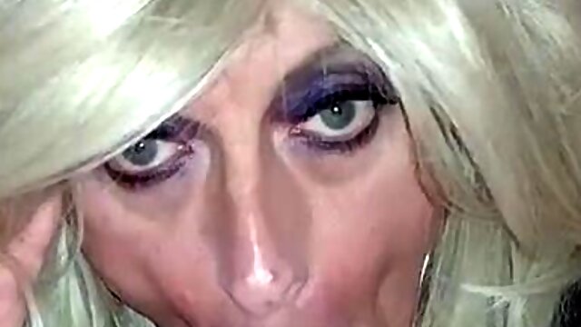 Crossdresser Gives a Sucky-sucky