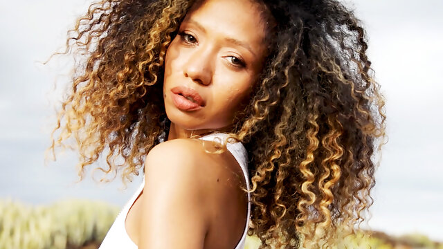 Sensual naked ebony girl shows big bum