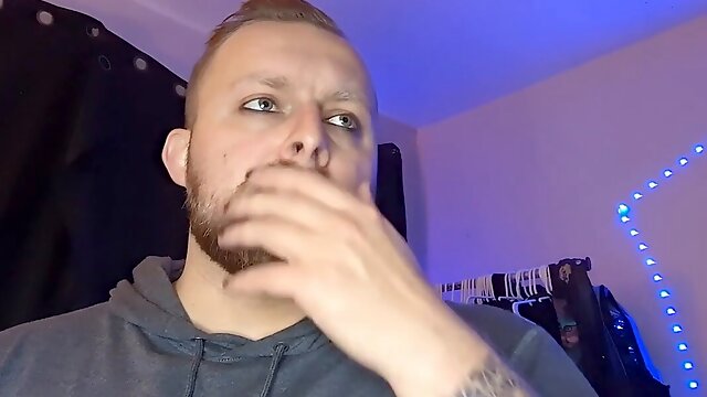 Hetero roommate in sweatpants makes you want to suck his dick