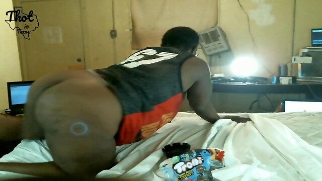 Thick thot in Texas with a wobbly booty just hanging out