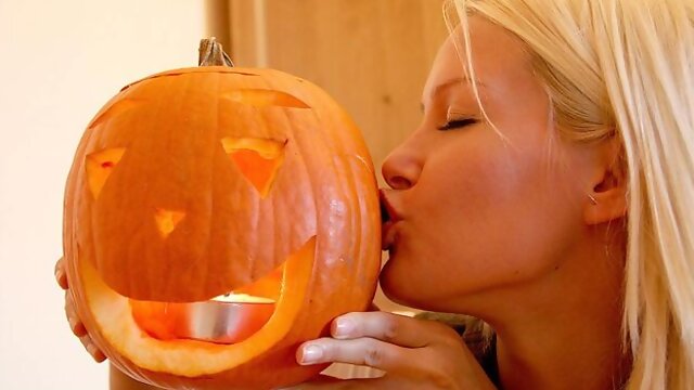 Gorgeous blonde Sophie Moone is making a nice Halloween pumpkin