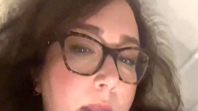 Sexy Plump Babe Shows off Soft Body and Bush