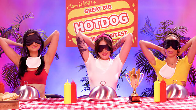 Lesbian Ebony babe fucks two competitors