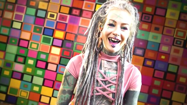 18 Jahre, Tätowiert