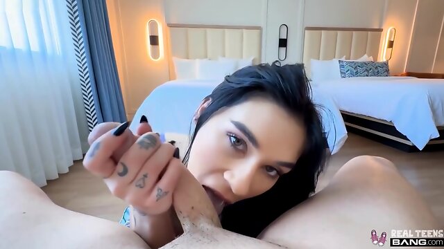 Donnie Rock And Delilah Dagger - Real Fit Teen 18+ Offers Stranger To Fuck Her In The Hotel! - Pov