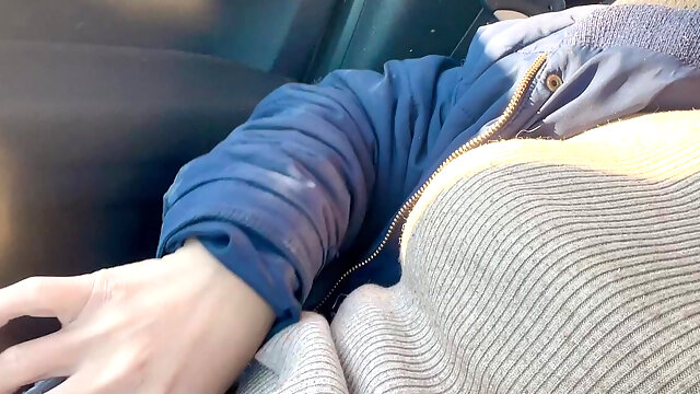 She Open Hairy Pussy in the Car Then Go Outside Piss