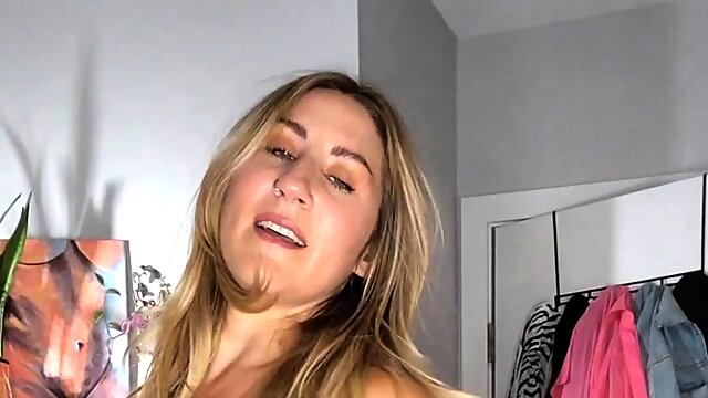 Big boob brunette masturbates on webcam